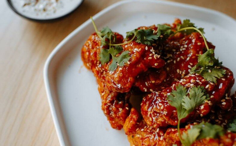 Крылья в хрустящей панировке с остро-сладким соусом и кунжутом