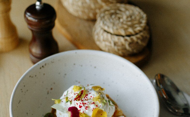 Хрустящие баклажаны с релишем из томата, маринованным ананасом и кремом из сыра