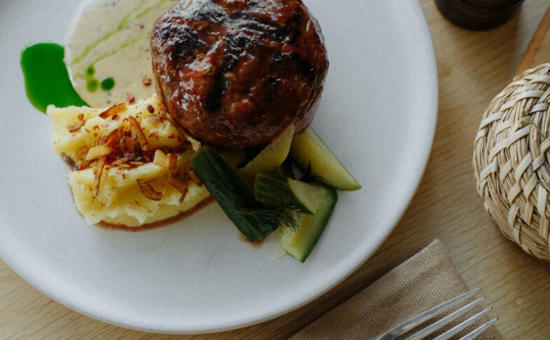 Бифштекс из мраморной говядины и свинины с  картофельным пюре, соусом пепе-верде и малосольными огурцами