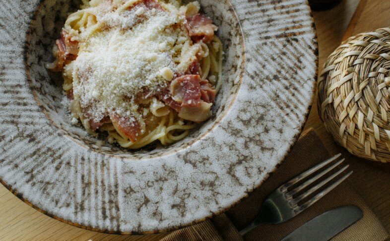 Карбонара с сыровяленой свиной щекой и сыром пармезан