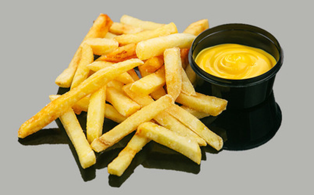 Картофель фри с сырным соусом