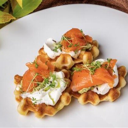 Вафли с форелью и творожным сыром