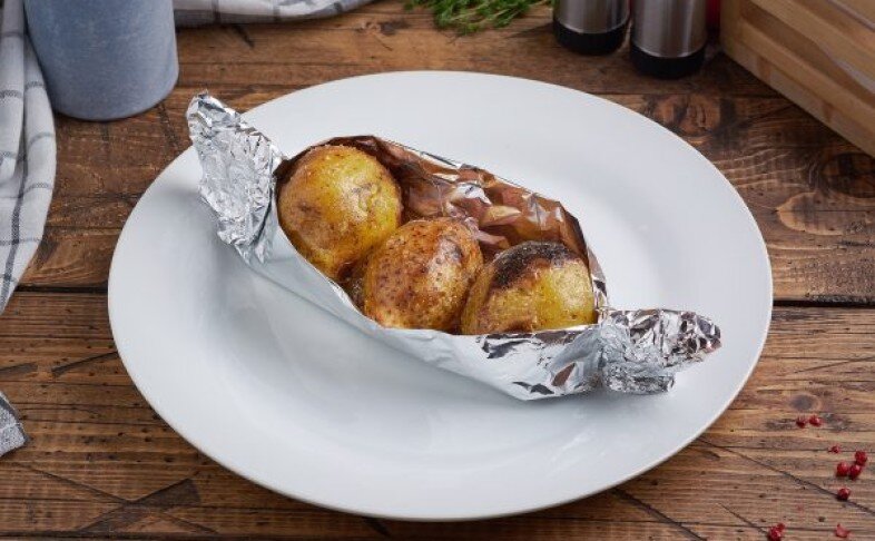 Картофель печеный на углях