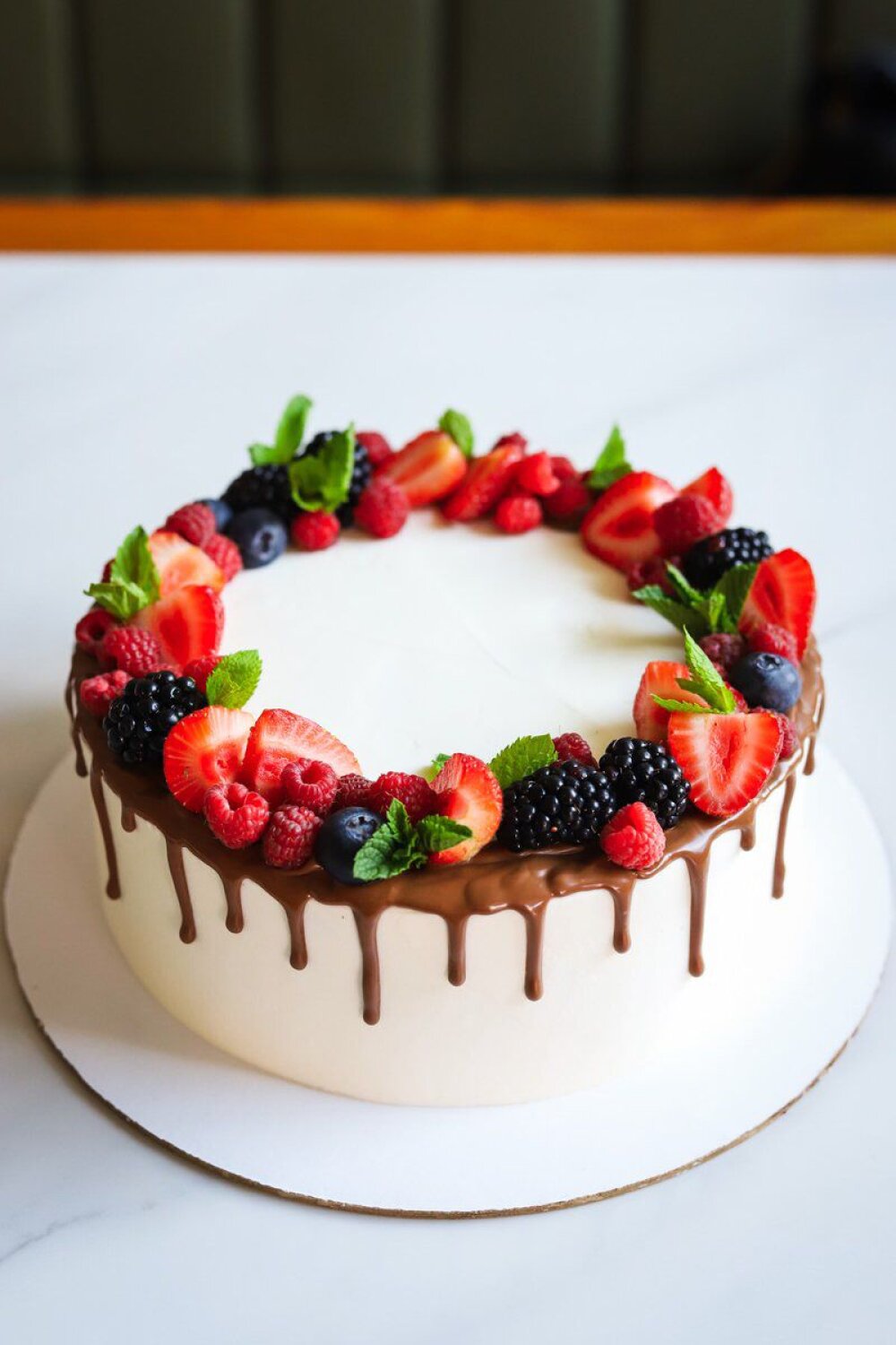 Бисквитный классический торт со свежими ягодами