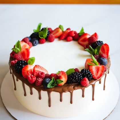 Бисквитный классический торт со свежими ягодами