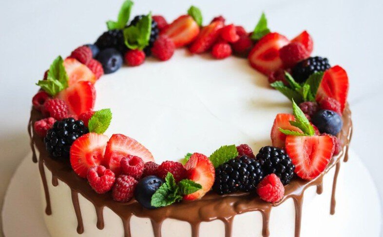 Бисквитный классический торт со свежими ягодами