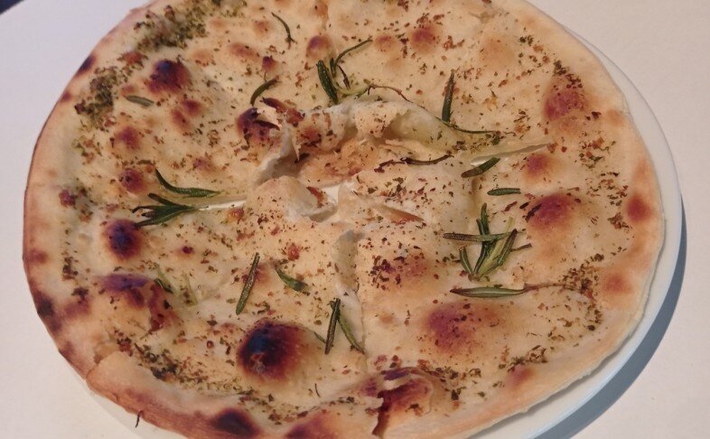 Фокачча с розмарином и песто