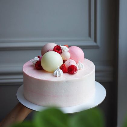 Бисквитный торт со свежими ягодами и шоколадными шарами