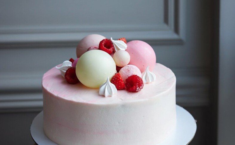 Бисквитный торт со свежими ягодами и шоколадными шарами