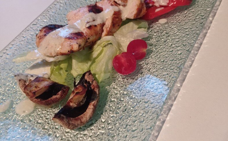 Курина грудка под соусом блю чиз