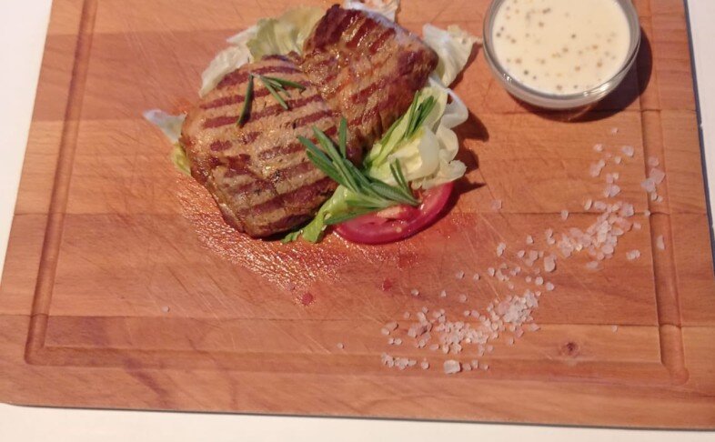 Стейк из свиной шеи со сливочно-горчичным соусом