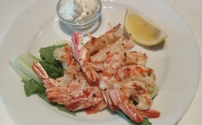 Шашлык из креветок с чесночный соусом