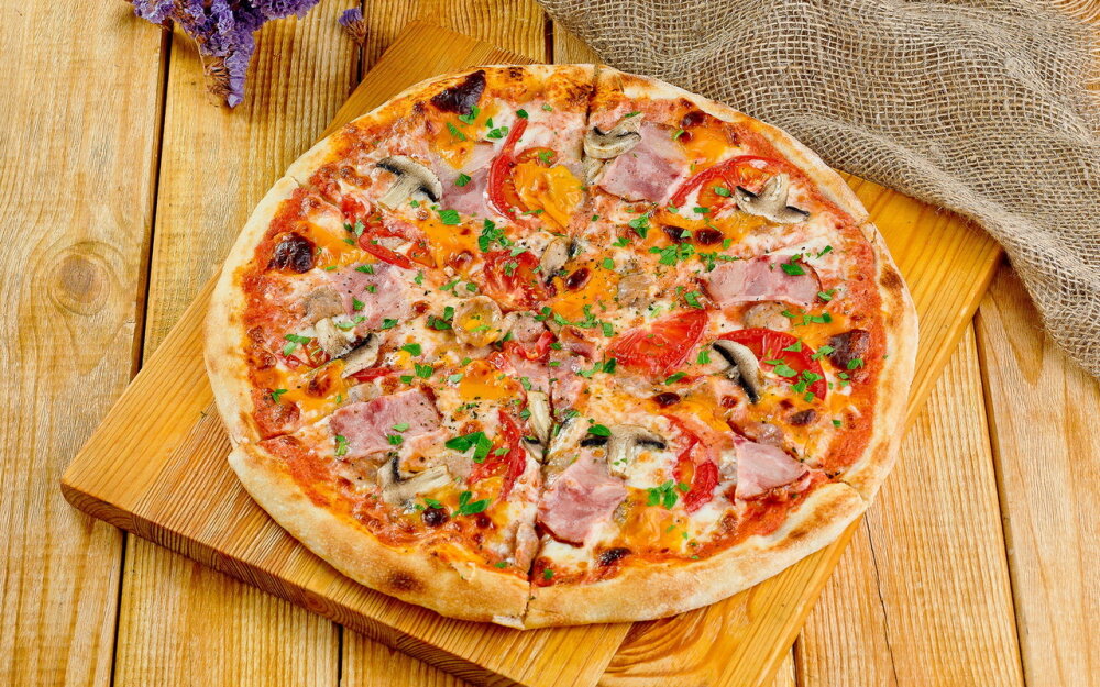 Пицца "Фирменная" (2 соуса) 33 см