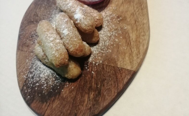 Сыр жареный с ягодным соусом