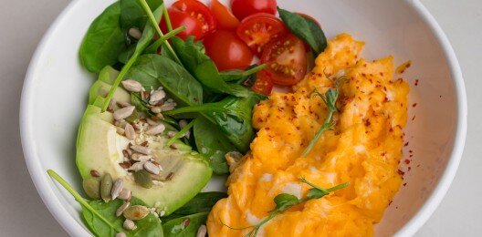 Скрембл из фермерских яиц с салатом