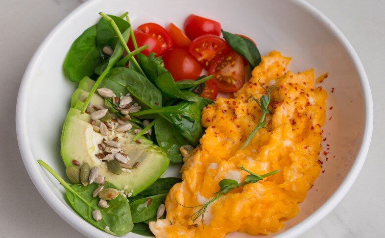 Скрембл из фермерских яиц с салатом
