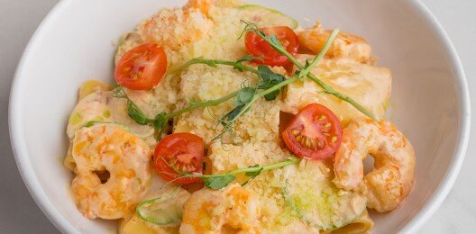 Феттучини с креветками в соусе песто