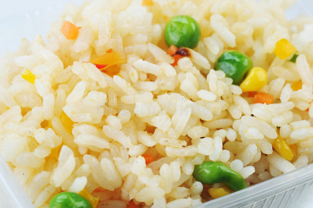 Рис отварной с кукурузой и зелёным горошком