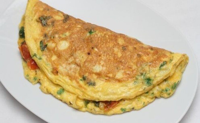 омлет блинчиком. Dutch pancake рецепт. блины с яичницей. голландский блин dutch baby. рецепт блинного омлета.