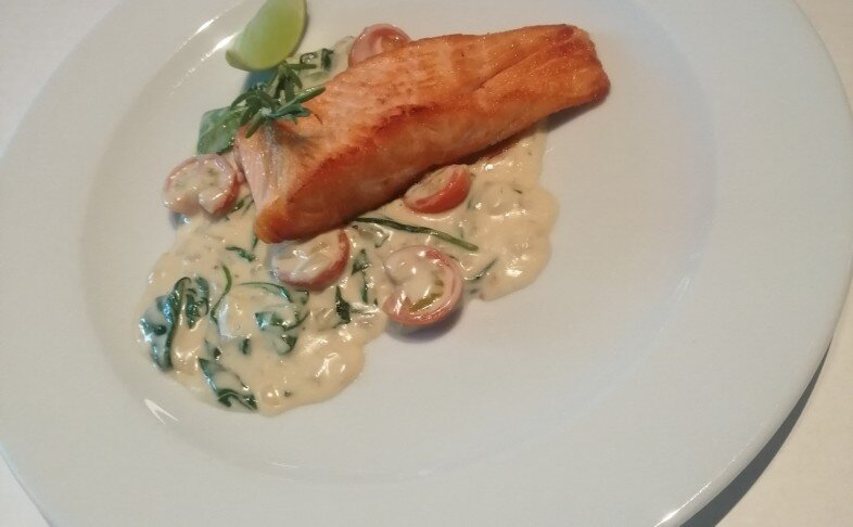 Стейк семги с сливочным соусом  шпинатом и черри