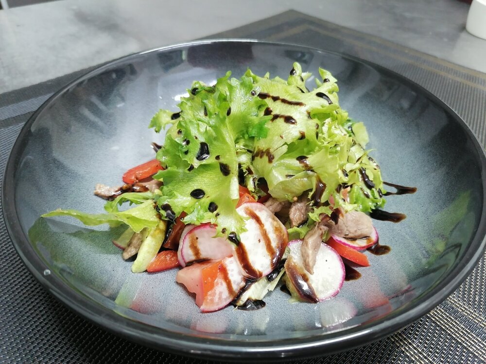 Тёплый салат со свининой, пошаговый рецепт с фото от автора Дарья Анненкова