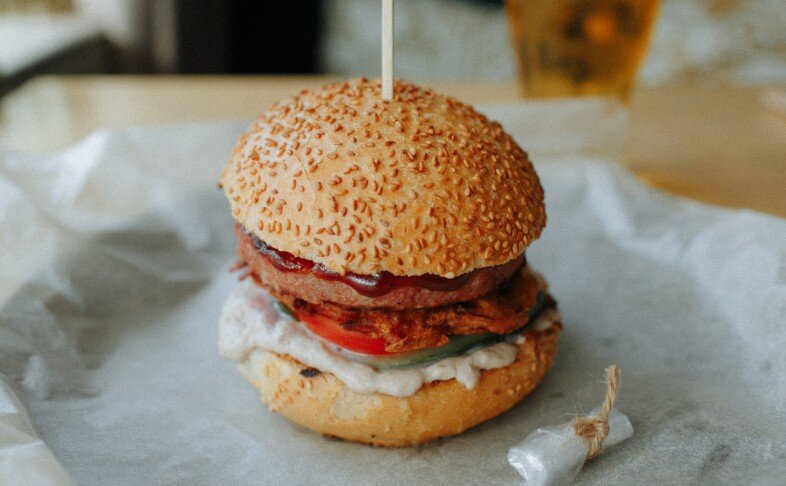 Бургер с бифштексом и драником