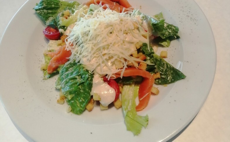 Салат «Цезарь» с сёмгой