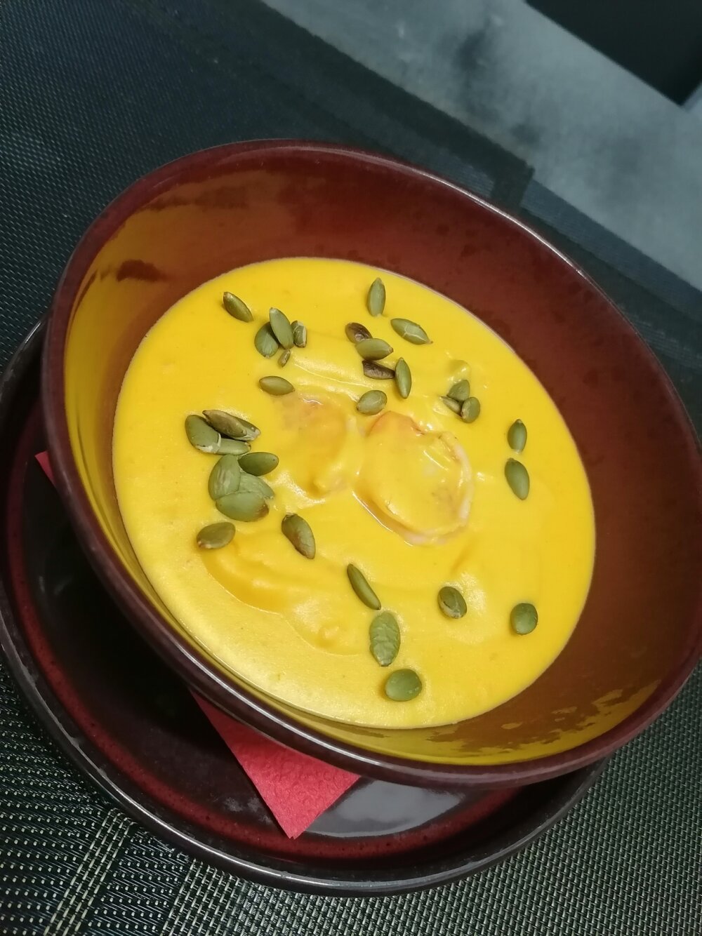 Крем-суп из тыквы с тигровыми креветками и тыквенными семенами