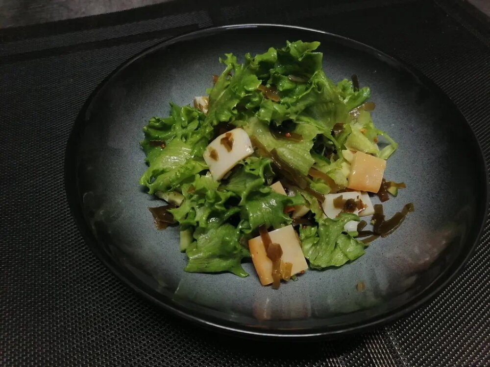 Салат с подкопченным кальмаром и морской капустой