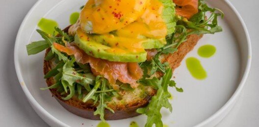 Бенедикт на хлебе с лососем