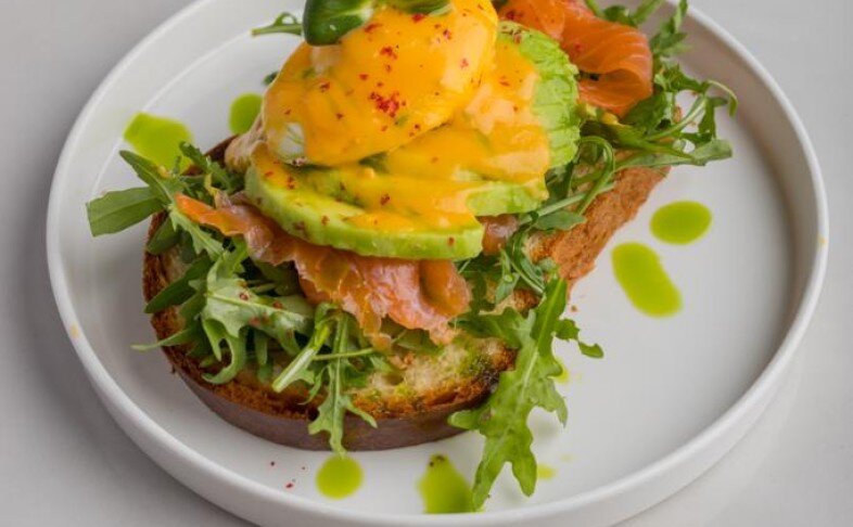 Бенедикт на хлебе с лососем