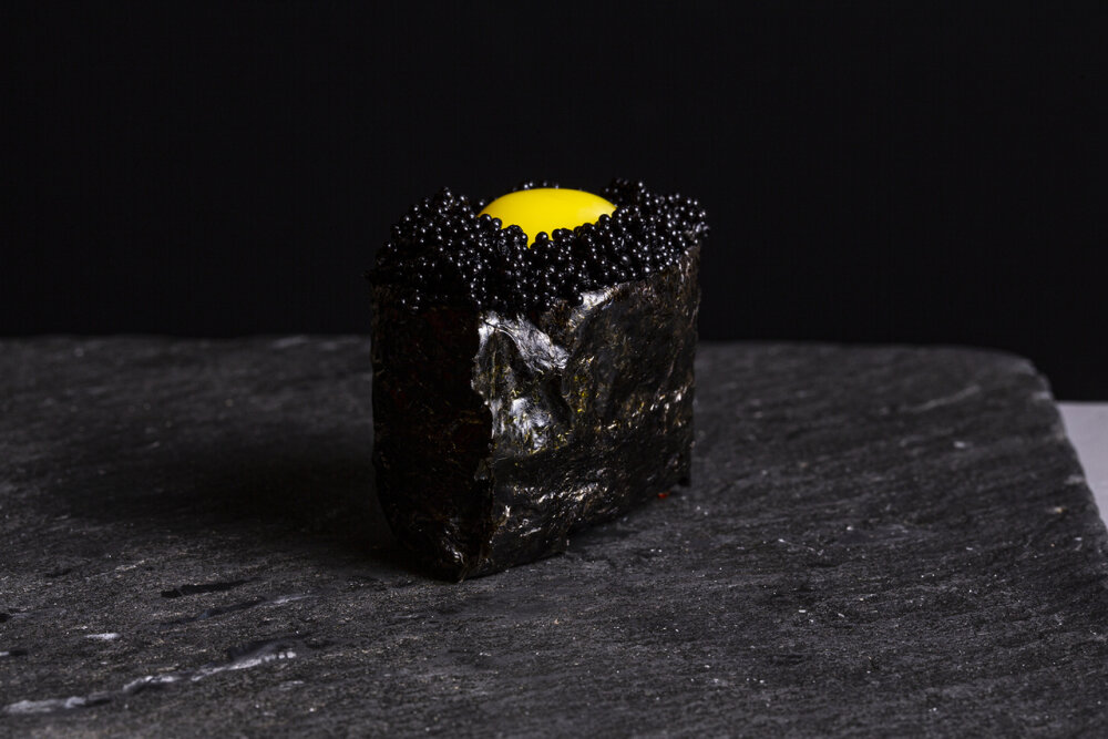 Суши «Тобико» с перепелиным яйцом (чёрная)