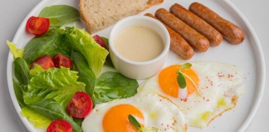 Глазунья с колбасками на выбор : куриная, баварская, телятина