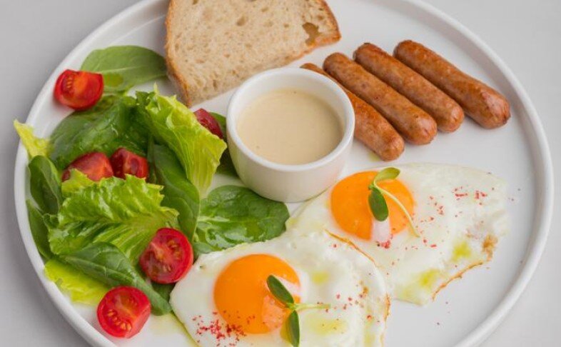 Глазунья с колбасками на выбор : куриная, баварская, телятина