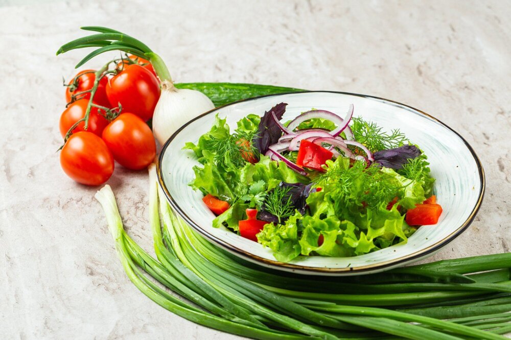 Новогодний салат из свежих овощей с горячей заправкой
