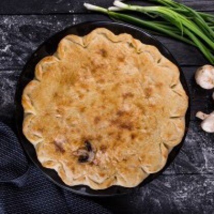 Закрытая пицца с курицей и шампиньонами