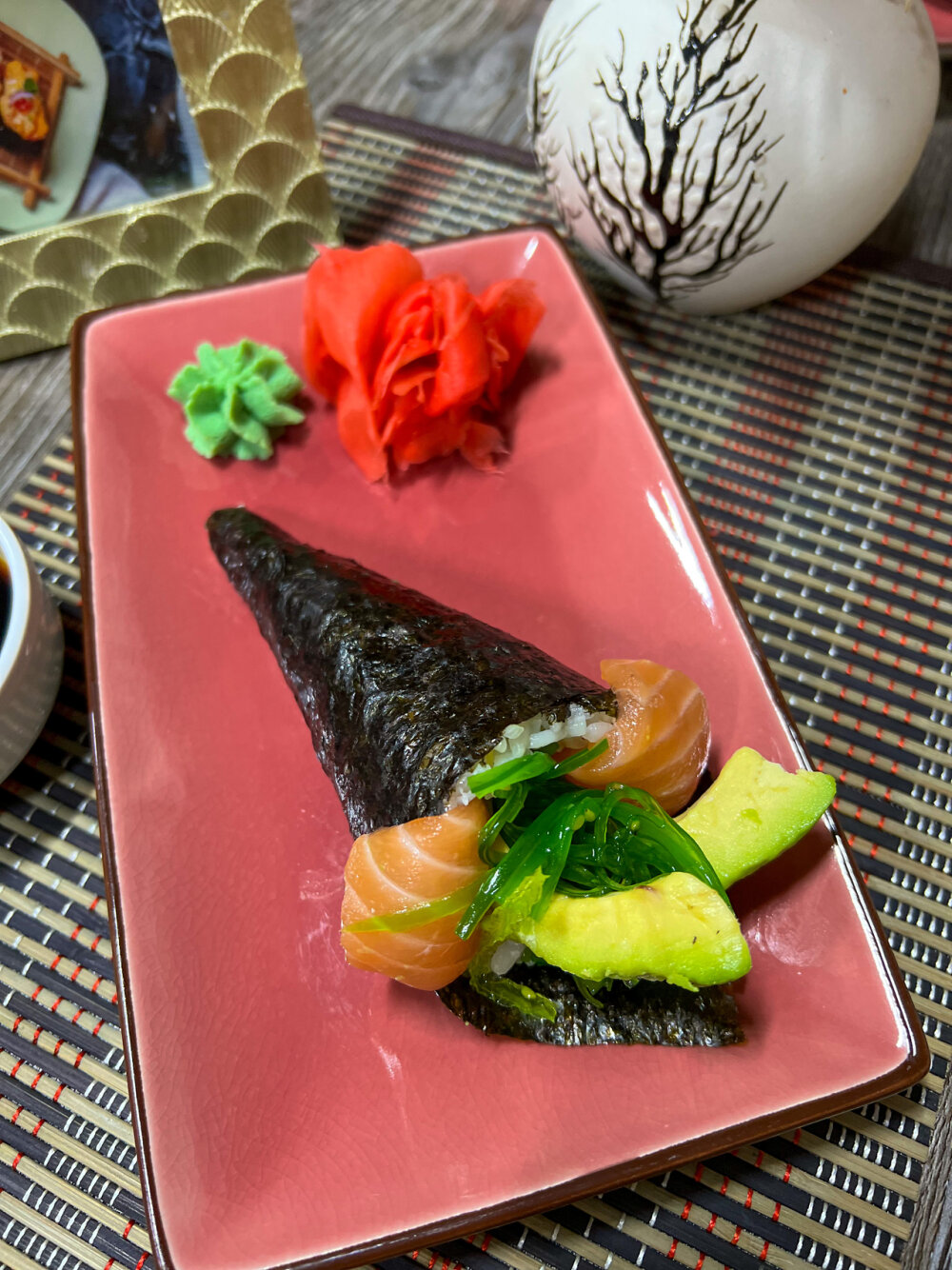 Темаки с лососем, авокадо и салатом хияши вакаме