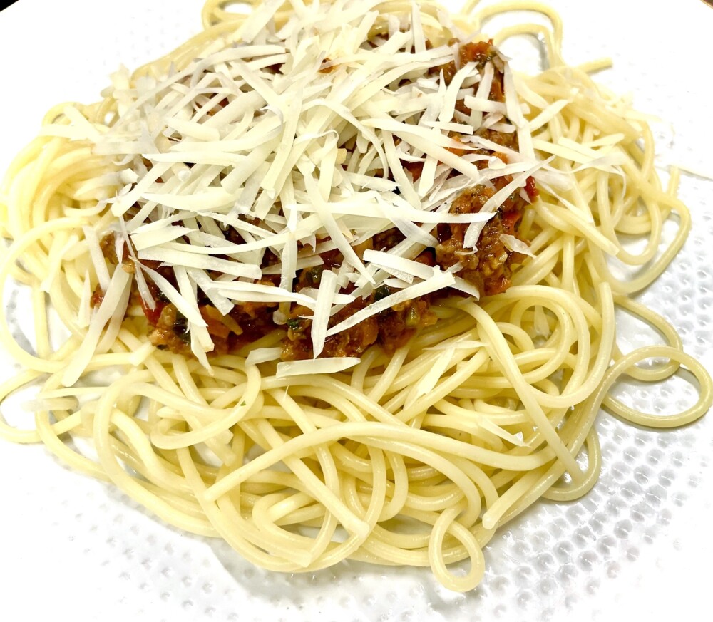 Спагетти с томатным соусом и говяжьим фаршем