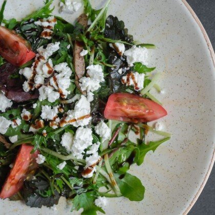 Салат с говядиной, свежими овощами и сыром фета