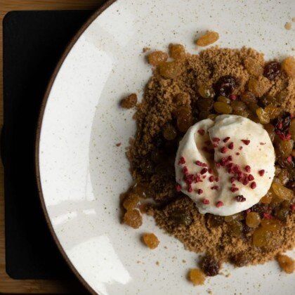 Горячий изюм с ромом и имбирной крошкой