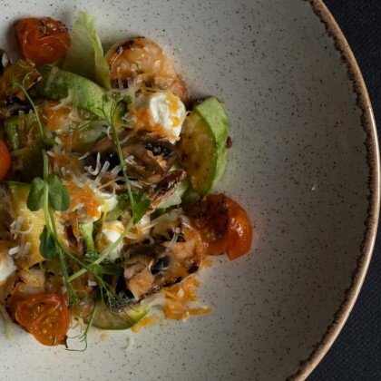 Тёплый салат с креветками и запечёнными овощами