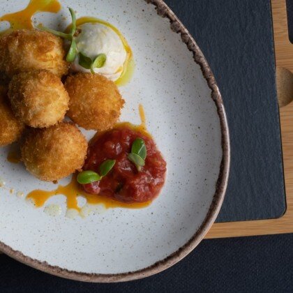 Моцарелла фри с медово-горчичным соусом