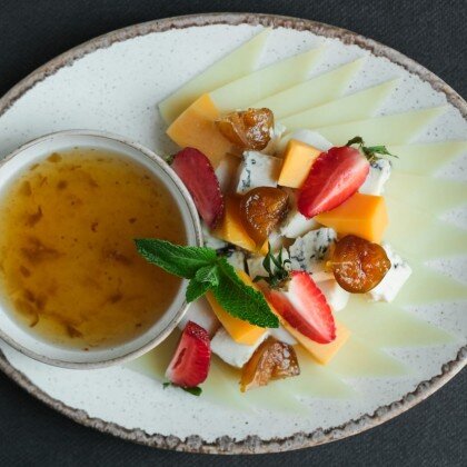 Сырная тарелка с инжирным вареньем