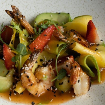 Салат с креветками тигровыми под соусом манго-чили с клубникой