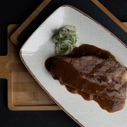 Нежный брискет с мясным соусом