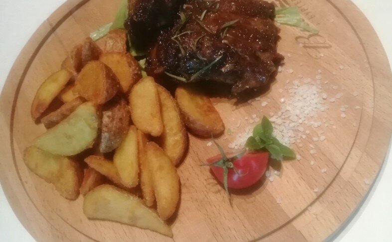 Свиные рёбра под имбирно- медовым соусом с картофелем