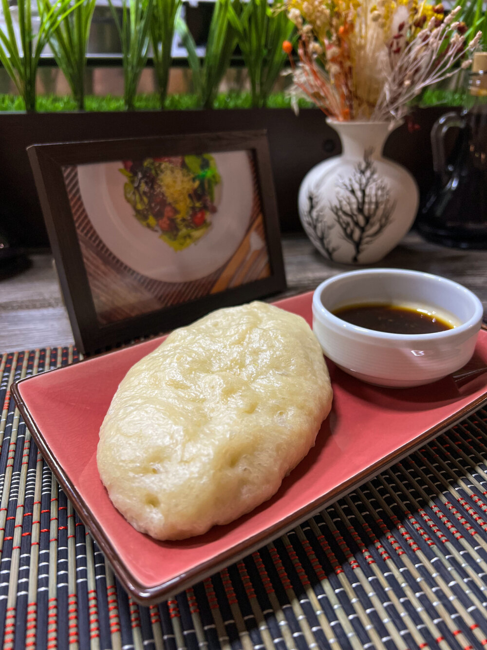 Корейская булочка с начинкой из курицы и капусты со сладким чили соусом