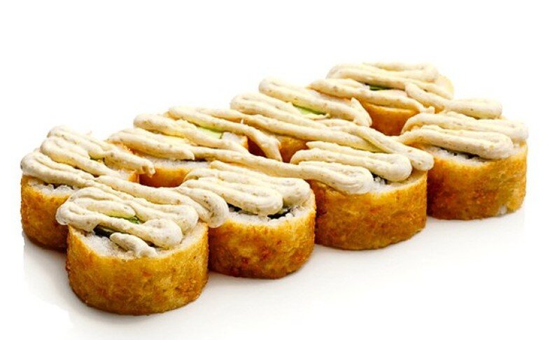Роллы шарыпово. Роллы Фаворит. Жареный ролл с курицей. Горячий ролл с курицей фото с сырным соусом. Шарики горячие суши.
