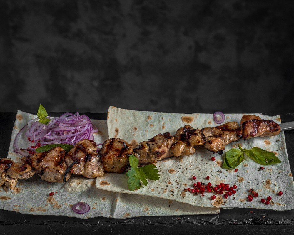 Шашлык из свинины с красным луком и томатным соусом