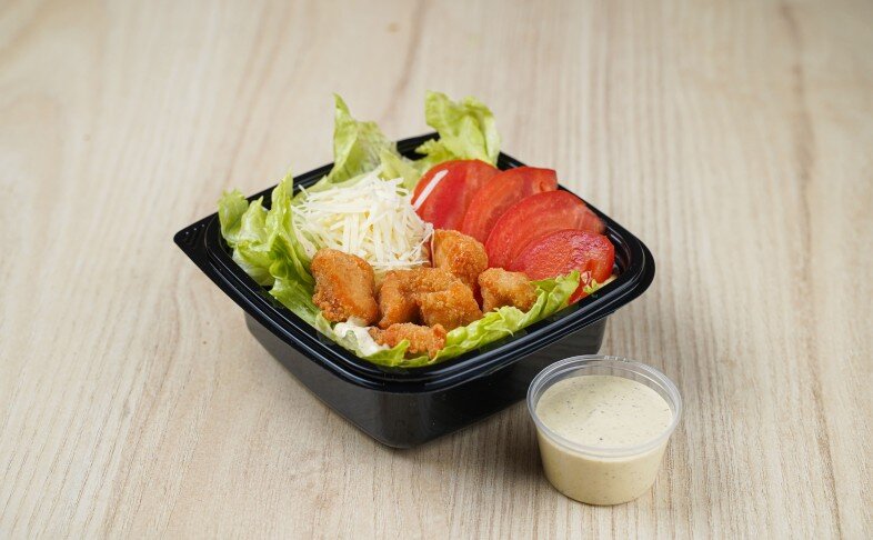 Салат Цезарь с куриным попкорном